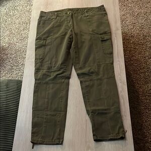Green Capri Cargo Pants with Sturdy Cotton Blend